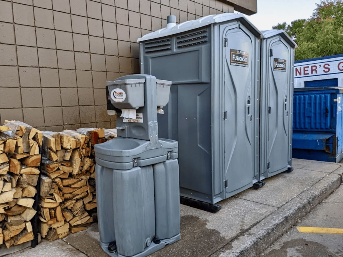 Pros and Cons of Portable Restroom Rental for Weddings, Parties and Events